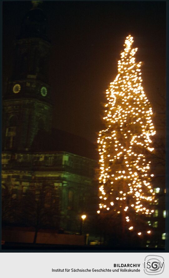 Leuchtender Weihnachtsbaum vor der Kreuzkirche am Dresdner Altmarkt