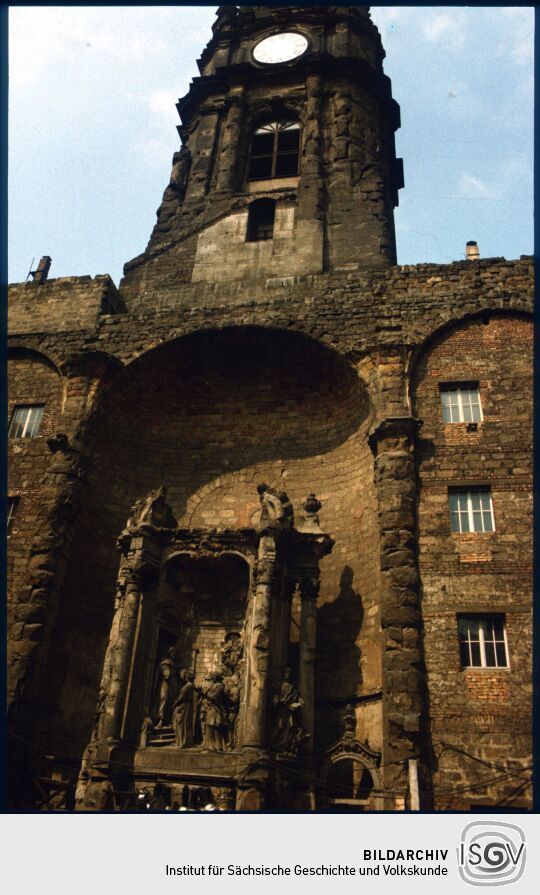 Blick aus dem Kirchenschiff auf den Altar und den Turm der Ruine der Dreikönigskirche