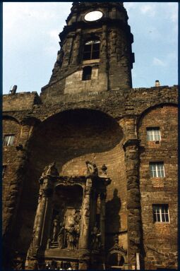 Bild: Blick aus dem Kirchenschiff auf den Altar und den Turm der Ruine der Dreikönigskirche