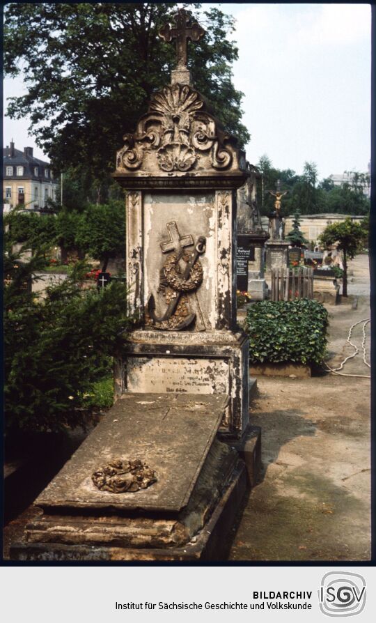 Grabmal mit der Darstellung eines Ankers und eines Kreuzes auf dem Alten Katholischen Friedhof in der Dresdner Friedrichstadt