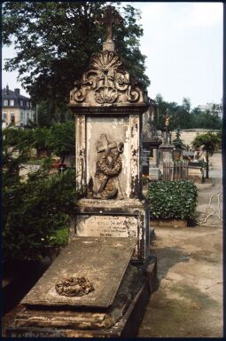 Bild: Grabmal mit der Darstellung eines Ankers und eines Kreuzes auf dem Alten Katholischen Friedhof in der Dresdner Friedrichstadt