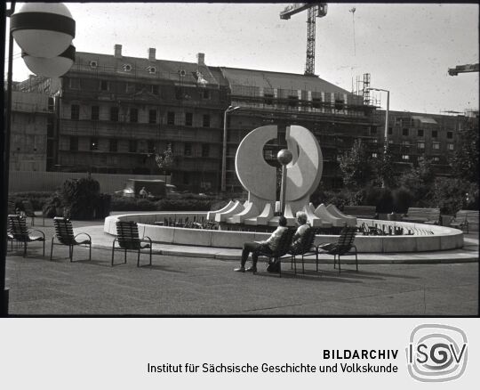 Brunnen am Neustädter Markt mit der Baustelle des Interhotels Bellevue im Hintergrund