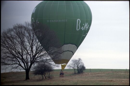 Heißluftballon mit Bierwerbung in Dresden-Weixdorf