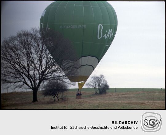 Heißluftballon mit Bierwerbung in Dresden-Weixdorf