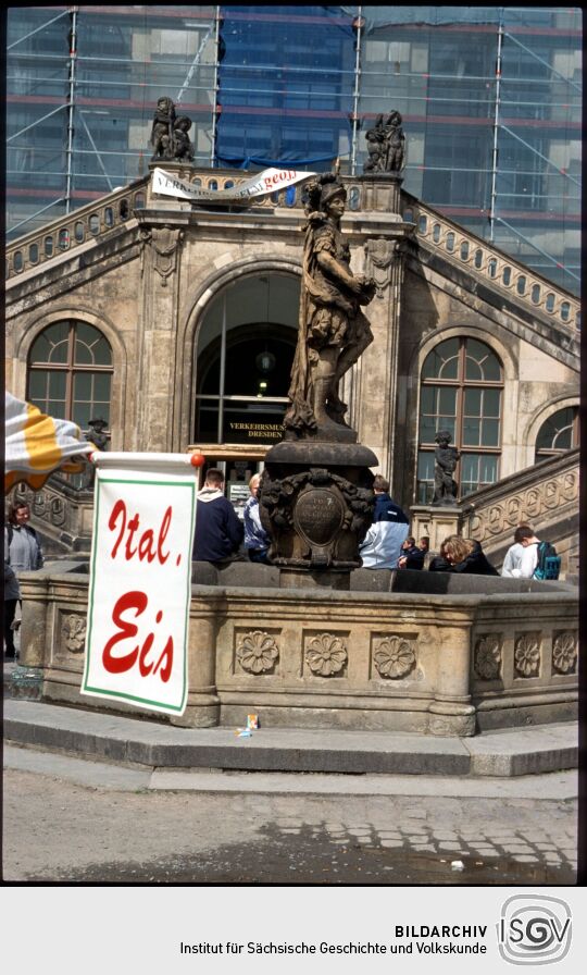 Friedensbrunnen ('Türkenbrunnen') vor der Treppe zum Johanneum, im Vordergrund die Werbung eines Eisstandes