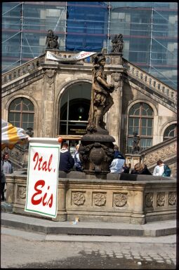 Bild: Friedensbrunnen ('Türkenbrunnen') vor der Treppe zum Johanneum, im Vordergrund die Werbung eines Eisstandes