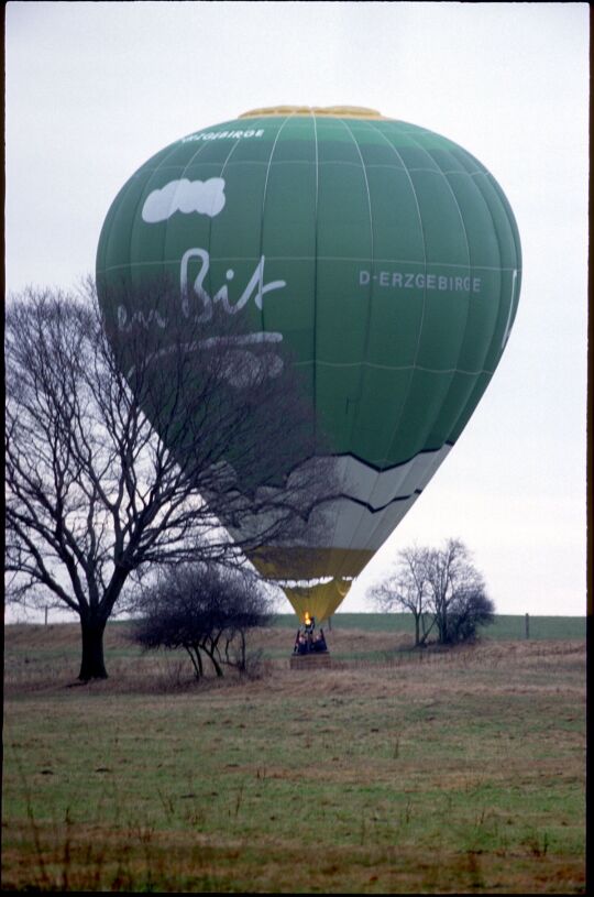 Heißluftballon mit Bierwerbung in Dresden-Weixdorf
