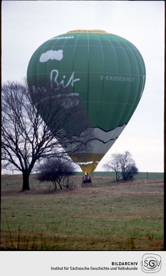 Heißluftballon mit Bierwerbung in Dresden-Weixdorf