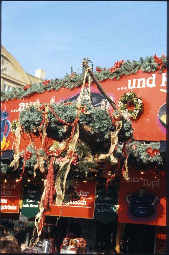 Kranz als Schmuck an einem Verkaufsstand auf dem Dresdner Stirezelmarkt