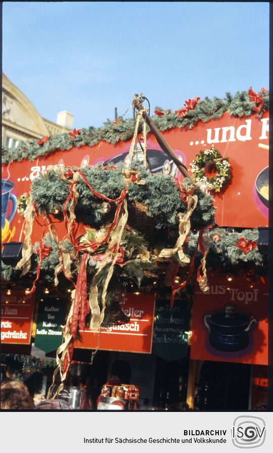 Kranz als Schmuck an einem Verkaufsstand auf dem Dresdner Stirezelmarkt