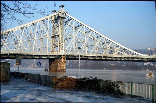 Am Blauen Wunder Dresden während eines Hochwassers im Winter (eventuell 2003?)