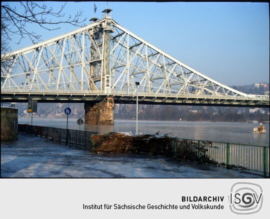 Am Blauen Wunder Dresden während eines Hochwassers im Winter (eventuell 2003?)
