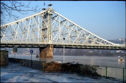 Bild: Am Blauen Wunder Dresden während eines Hochwassers im Winter (eventuell 2003?)
