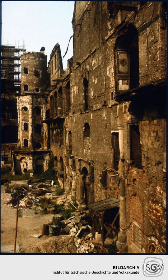 Nordseite des großen Schlosshofes in den Ruinen des Dresdner Schlosses