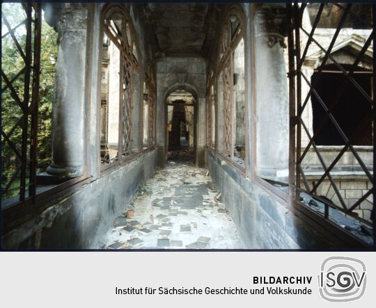 Blick vom Taschenbergpalais durch den Übergang zur Ruine des Dresdner Schlosses