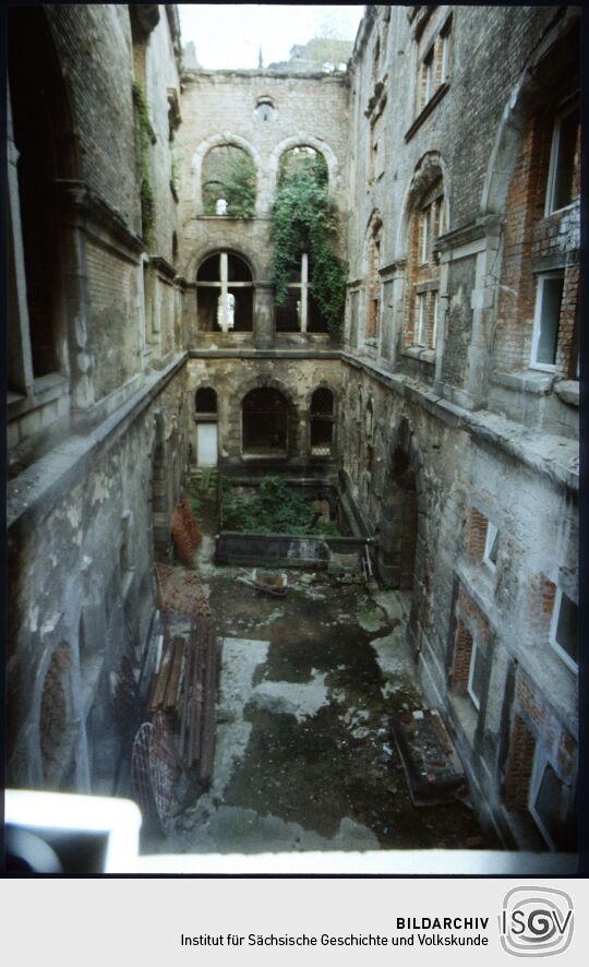 Blick durch den südlichen Hof in der Ruine des Dresdner Schlosses