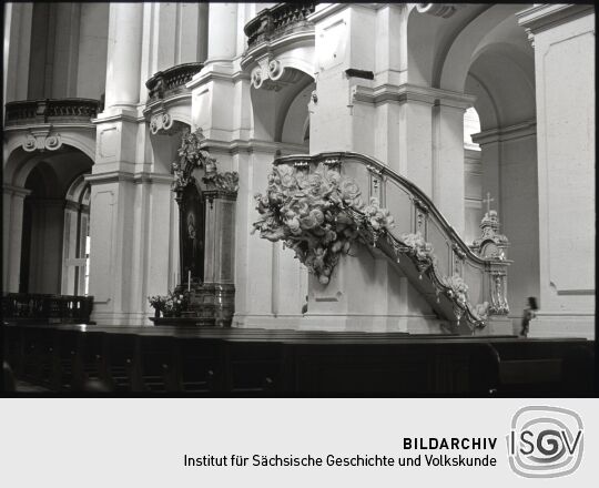 Blick zur Kanzel in der Katholischen Hofkirche in Dresden mit fehlendem Schalldeckel