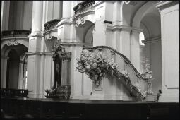 Bild: Blick zur Kanzel in der Katholischen Hofkirche in Dresden mit fehlendem Schalldeckel