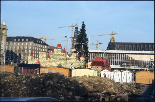 Blick über den Striezelmarkt auf dem Dresdner Altmarkt zum Kulturpalast und dem Hausmannsturm des Schlosses, im Vordergrund sind Schuttberge zu sehen