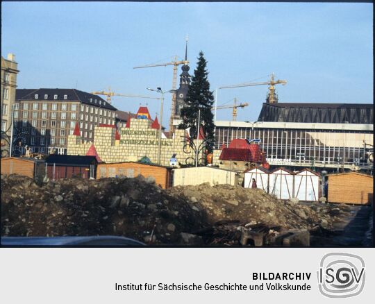 Blick über den Striezelmarkt auf dem Dresdner Altmarkt zum Kulturpalast und dem Hausmannsturm des Schlosses, im Vordergrund sind Schuttberge zu sehen