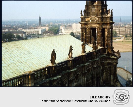 Blick vom Dresdner Hausmannsturm auf das Dach der Katholischen Hofkirche