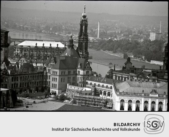 Blick vom Dresdner Rathausturm zum Georgentor und der Katholischen Hofkirche