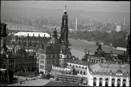 Blick vom Dresdner Rathausturm zum Georgentor und der Katholischen Hofkirche