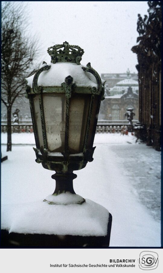 Laterne auf der Galerie des verschneiten Zwingers am Mathematisch-Physikalischen Salon