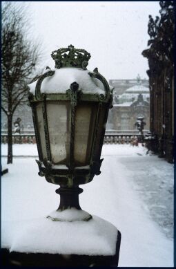 Bild: Laterne auf der Galerie des verschneiten Zwingers am Mathematisch-Physikalischen Salon