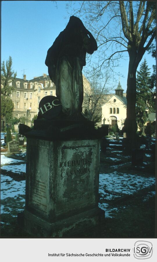 Grabmal für Giovanni Battista Casanova mit der Statue einer Frau auf dem Alten Katholischen Friedhof in Dresden