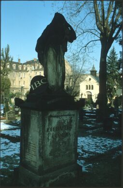 Bild: Grabmal für Giovanni Battista Casanova mit der Statue einer Frau auf dem Alten Katholischen Friedhof in Dresden
