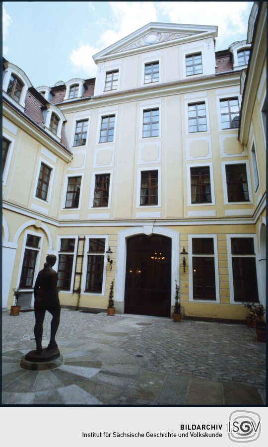 Weibliche Plastik im Innenhof des Altbautraktes des Hotels Bellvue in der Dresdner Neustadt