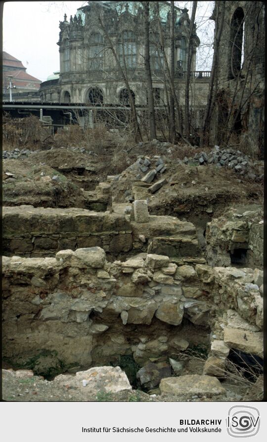 Freigelegte Kellermauern in der Ruine des Dresnder Taschenbergpalais vor dem Stadtpavillon des Zwingers
