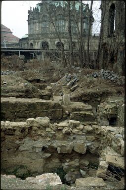 Freigelegte Kellermauern in der Ruine des Dresnder Taschenbergpalais vor dem Stadtpavillon des Zwingers