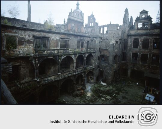 Blick auf die Südwestecke des kleinen Schlosshofes in der Ruine des Dresdner Schlosses