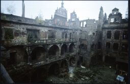 Bild: Blick auf die Südwestecke des kleinen Schlosshofes in der Ruine des Dresdner Schlosses