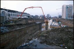 Bild: Blick in die Baustelle für den Tunnel unter dem Wiener Platz vor dem Dresdner Hauptbahnhof