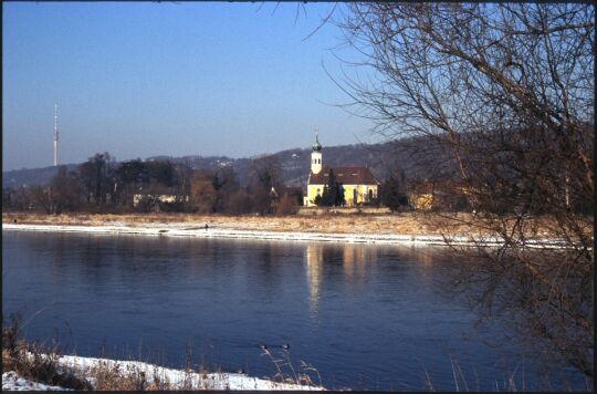 Blick über die Elbe zur Kirche Maria am Wasser in Dresden-Hosterwitz mit dem Fernsehturm im Hintergrund