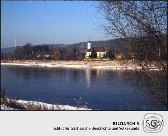 Blick über die Elbe zur Kirche Maria am Wasser in Dresden-Hosterwitz mit dem Fernsehturm im Hintergrund