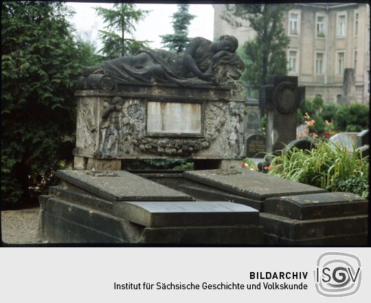 Grabmal für Caroline Pettrich mit der Skulptur einer schlafenden Frau auf einem Sarkophag (Alter Katholischer Friedhof Dresden)