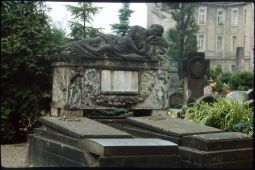 Bild: Grabmal für Caroline Pettrich mit der Skulptur einer schlafenden Frau auf einem Sarkophag (Alter Katholischer Friedhof Dresden)