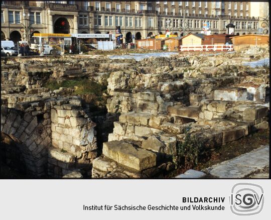 Freigelegte Kellergeschosse von 1945 zertsörten Gebäuden am Altmarkt, im Hintergrund Buden des Striezelmarktes