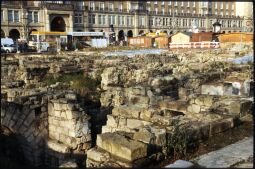 Bild: Freigelegte Kellergeschosse von 1945 zertsörten Gebäuden am Altmarkt, im Hintergrund Buden des Striezelmarktes