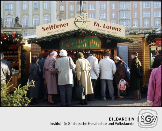 Verkaufsstand mit Erzgebirgischen Schnitzwaren aus Seiffen auf dem Strietzelmarkt auf dem Dresdner Altmarkt