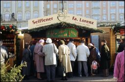 Bild: Verkaufsstand mit Erzgebirgischen Schnitzwaren aus Seiffen auf dem Strietzelmarkt auf dem Dresdner Altmarkt