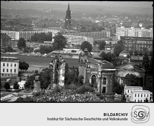 Blick vom Dresdner Rathausturm über die Frauenkirchruine und die Elbe zur Dreikönigskirche in der Dresdner Neustadt