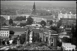 Blick vom Dresdner Rathausturm über die Frauenkirchruine und die Elbe zur Dreikönigskirche in der Dresdner Neustadt