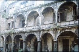 Bild: Arkaden an der Südseite des kleinen Schlosshofes in der Ruine des Dresdner Schlosses