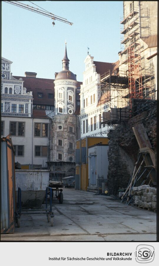 Blick von der Schloßstraße in den Großen Schloßhof mit der teilweise rekonstruierten Sgraffitomalerei