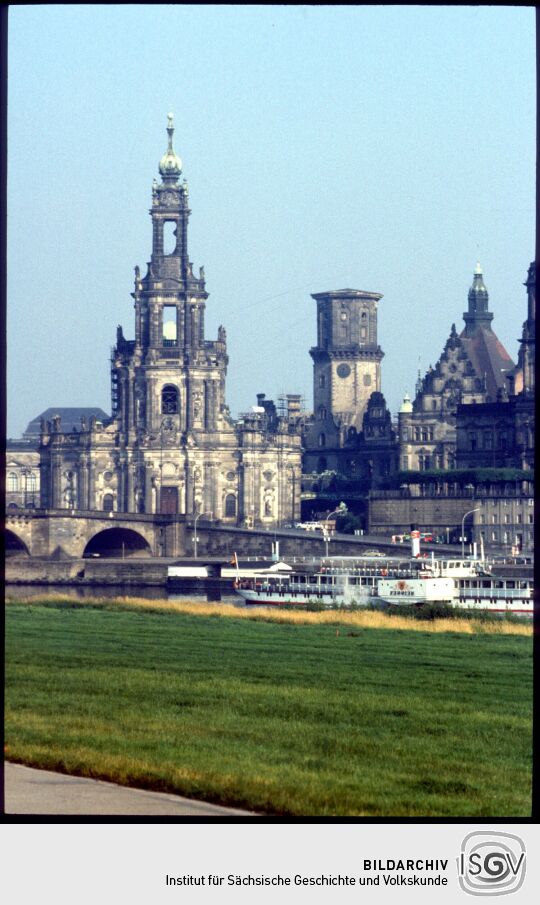 Blick über die Elbe mit dem Schiff 'Meissen' auf die Katholische Hofkirche und das Schloss